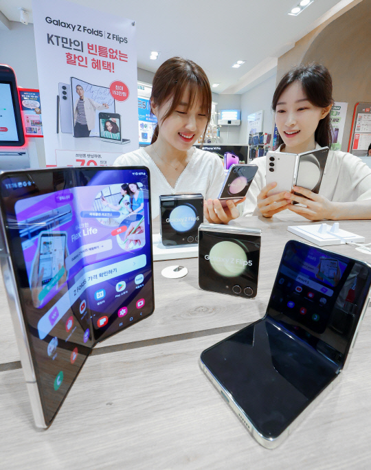 KT를 비롯한 이동통신사 3사의 갤럭시 Z 플립5과 폴드5의 사전 예약을 하루 앞둔 7월 31일 서울 종로구 KT 플라자 광화문역점에서 직원이 갤럭시 Z 플립5와 폴드5를 살펴보고 있다. 이슬기기자 9904sul@